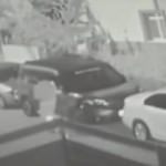 Bir kişi otomobilin egzozunu tıkadı, sahibi şaşkına döndü