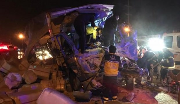 Bitlis’te askeri araçla kamyon çarpıştı: 1 ölü, 2 asker yaralı