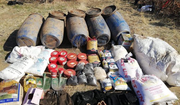 Bitlis'te teröristlere ait toprağa gömülü patlayıcı ele geçirildi
