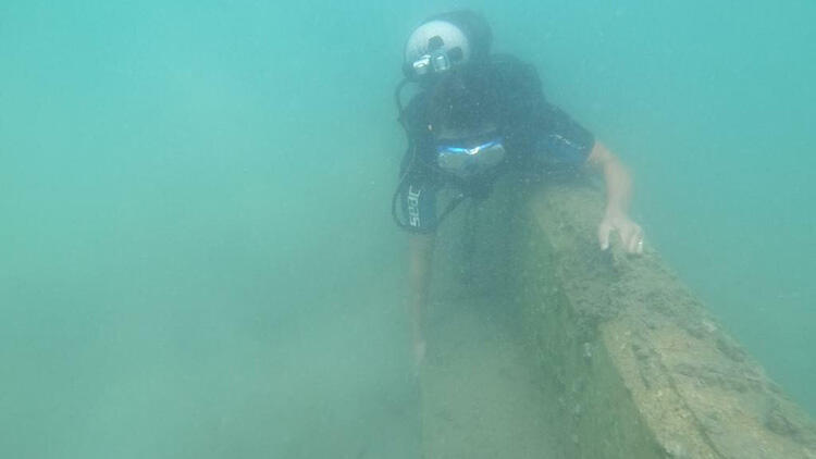 Bodrum'da şoke eden görüntü! İşte 'kum kaçmasın' diye deniz dibine örülen duvar