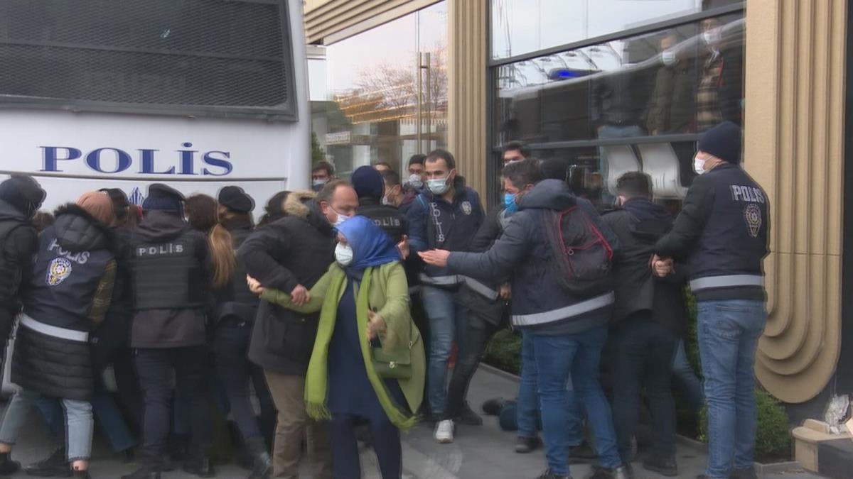 Boğaziçi Üniversitesi çevresinde toplanan gruplara gözaltı! HDP'li Hüda Kaya polislere vurdu