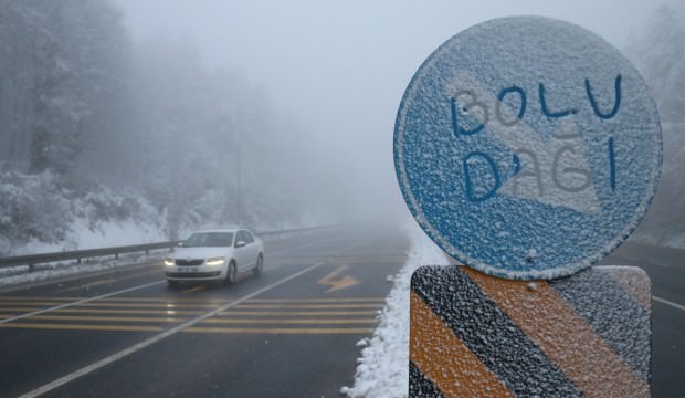 Bolu Dağı'nda kar yağışı etkili oluyor