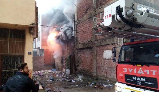 Bursa'da 3 katlı bina yandı