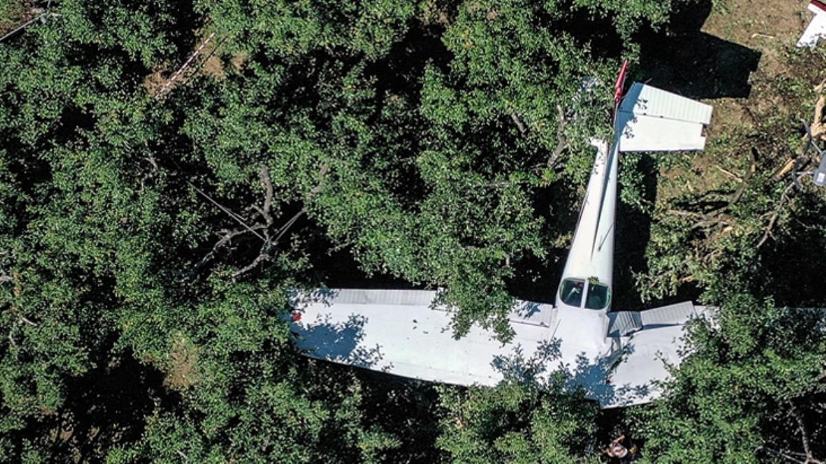 Bursa'da eğitim uçağı meyve bahçesine zorunlu iniş yaptı! Pilotların sağlık durumu iyi