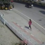 Cadde ortasında korku dolu anlar! Üst geçitten aşağı uçtu