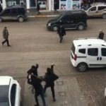 Cadde ortasında sopalarla birbirlerine saldırdılar
