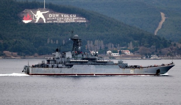 Çanakkale Boğazı'nda dikkat çeken görüntü! Peş peşe geçtiler
