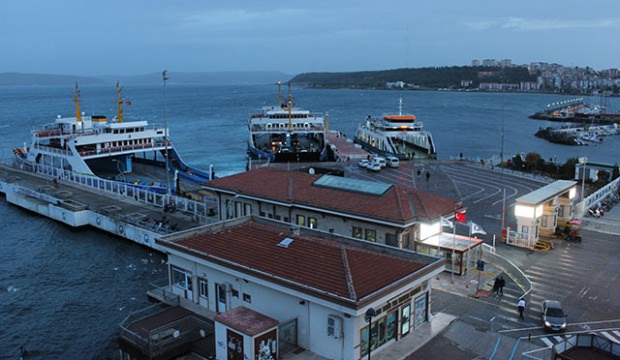 Çanakkale'de feribot seferlerine fırtına engel oldu