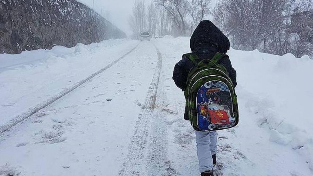 Çanakkale'de kar yağışı etkili oldu, yüz yüze eğitim başlamadan ertelendi