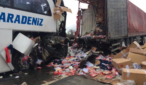 Çankırı'da otobüs TIR'a çarptı: 31 yaralı