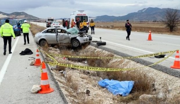 Cenaze dönüşü kaza: 1 ölü 4 yaralı