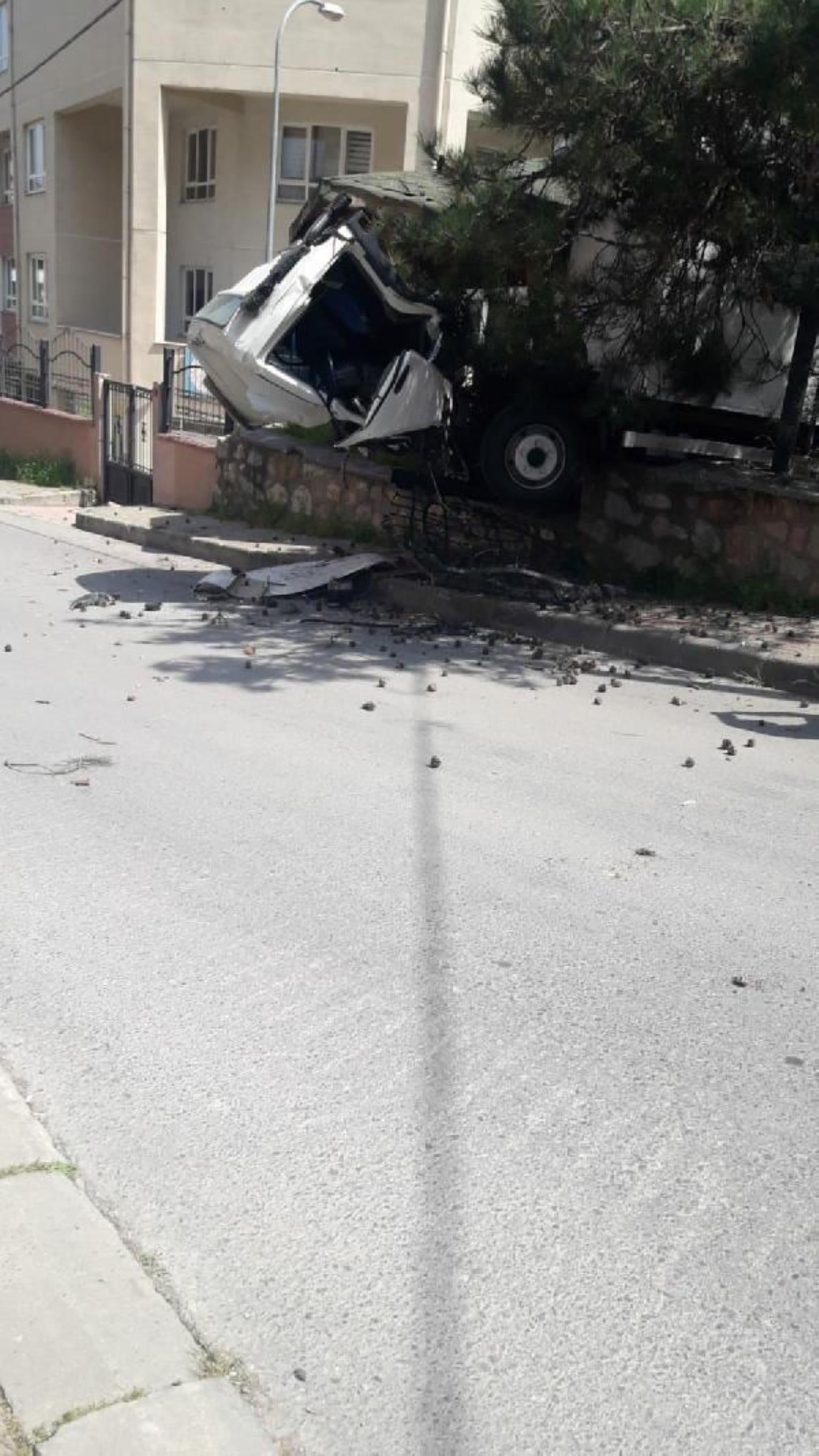 Çevredekiler canını zor kurtardı, Maltepe'de kontrolden çıkan kamyonet korku dolu anlar yaşattı