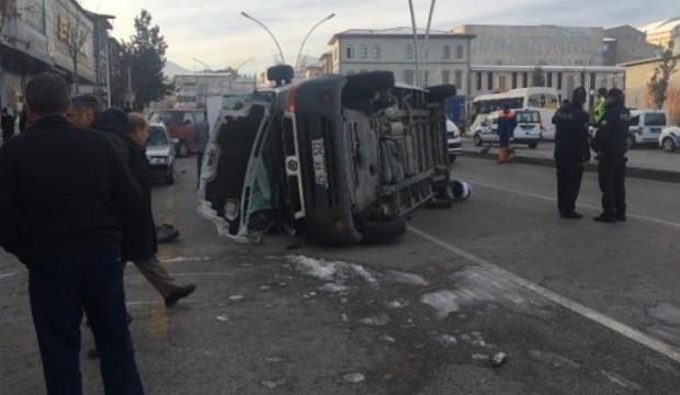 Cezaevi servis aracı ile minibüs çarpıştı: 6 yaralı