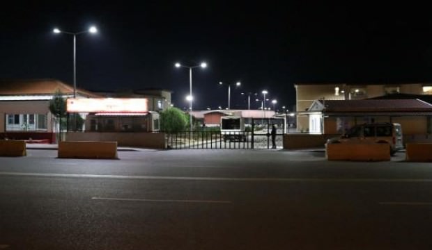 Cezaevine getirilen tutuklu, elleri kelepçeli firar etti