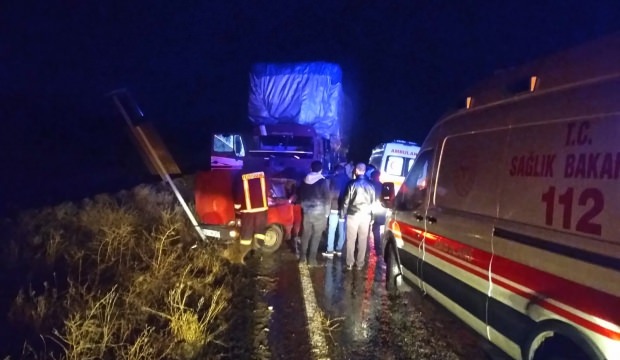 Çorum'da otomobil ile kamyon çarpıştı: 2 ölü