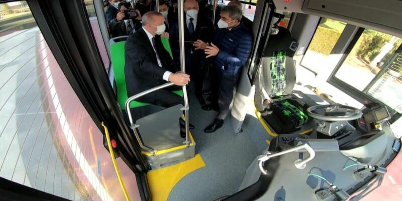 Cumhurbaşkanı Erdoğan, ilk elektrikli sürücüsüz otobüsü Külliye'nin bahçesinde test etti