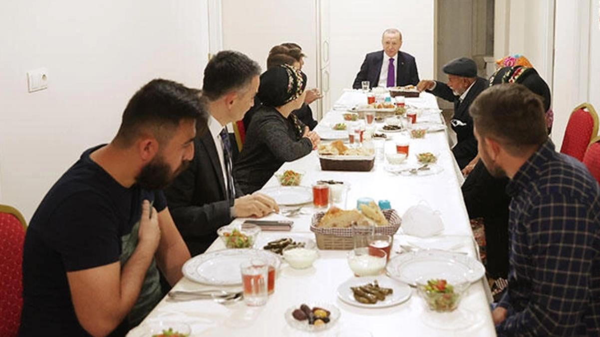 Cumhurbaşkanı Erdoğan'ın sürpriz iftar ziyaretinde neler yaşandı? Yemeğe damga vuran 'anne' detayı