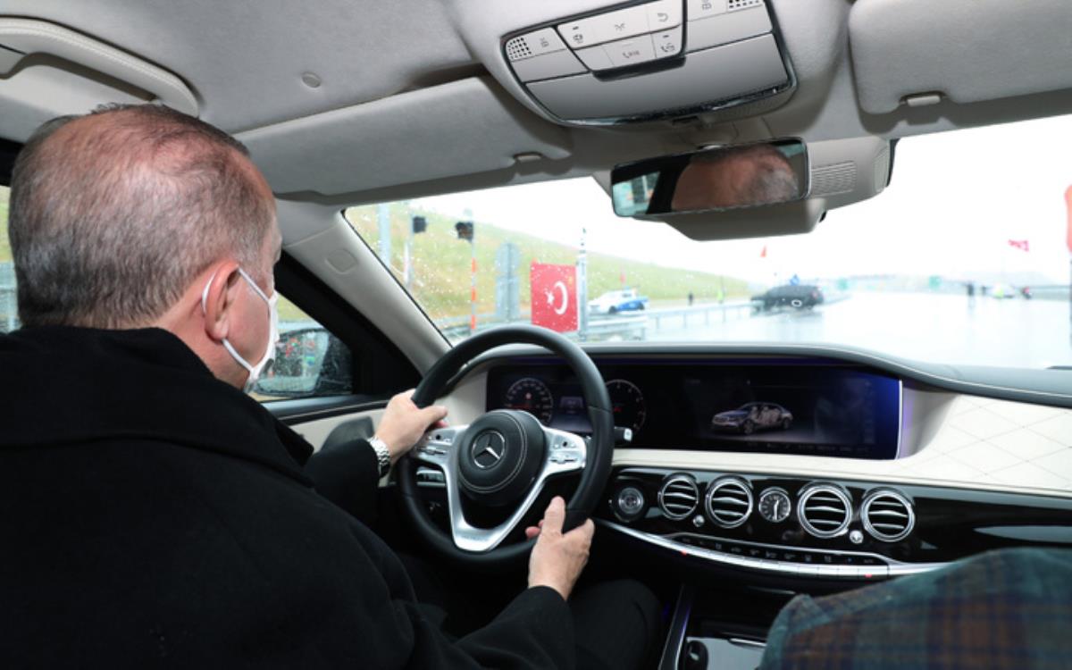 Cumhurbaşkanı Erdoğan, Kuzey Marmara Otoyolu'nun açılışında direksiyon başına geçip dev projeyi test etti