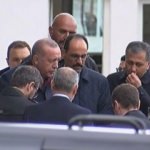 Cumhurbaşkanı Erdoğan yanına gelen vatandaşın mektubunu aldı