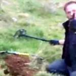 Dedektörle eşinin alyansını ararken bulduğu şeyle gözyaşlarına boğuldu