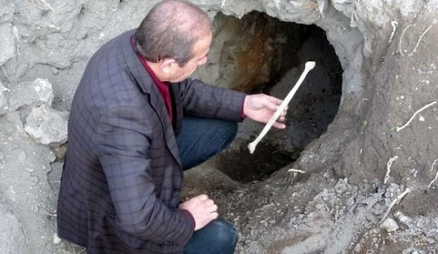 Defineciler tarihi Selçuklu Mezarlığı'nı tahrip ediyor