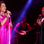 Deniz Seki konser sırasında sahneden düştü