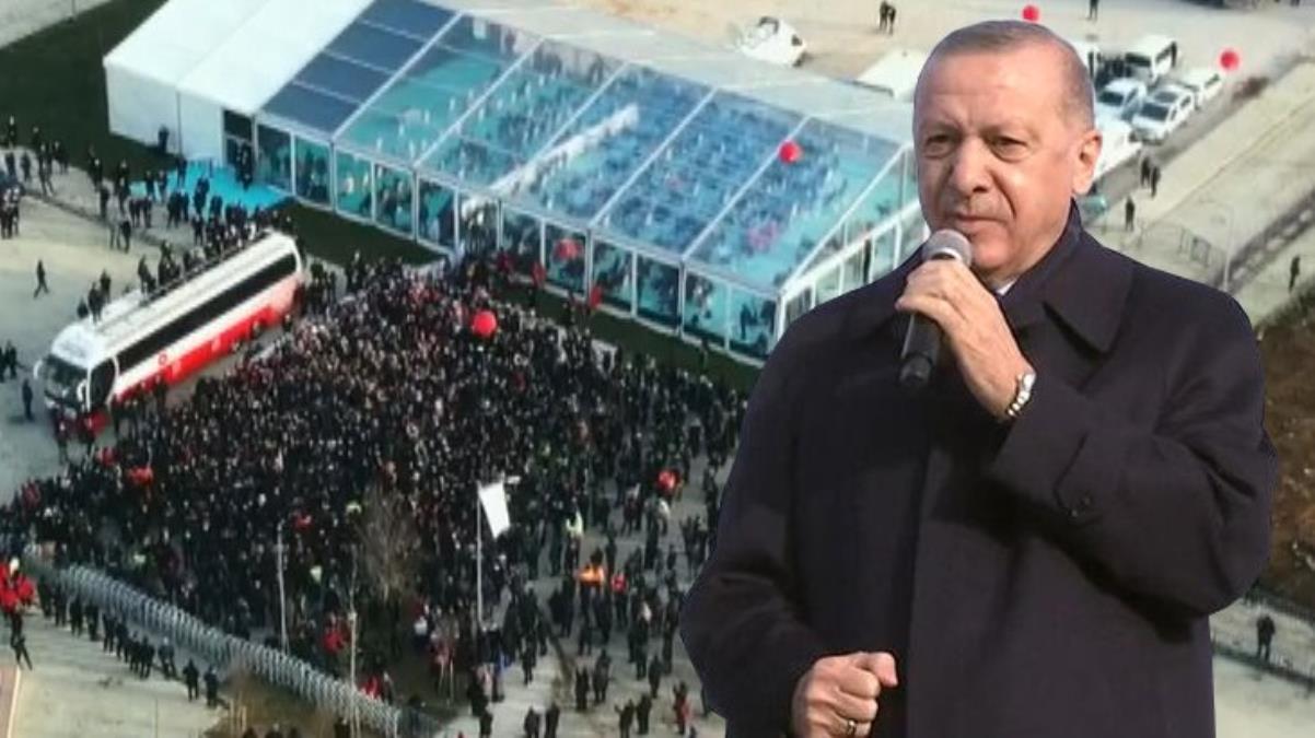 Deprem konutları teslim töreninde alandaki vatandaşların iç içe olması Cumhurbaşkanı Erdoğan'ı rahatsız etti