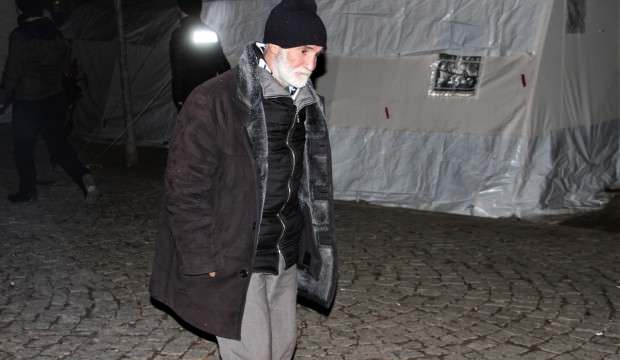 Depremde felçli adamın yürümeye başladığı iddiası