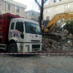 Depremde hasar gören binayı yıkan kepçe, sağlam binaya da zarar verdi