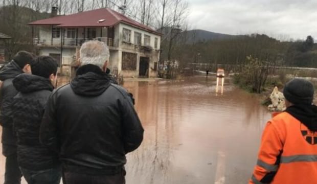 Dere taştı, Bartın- Kastamonu yolu ulaşıma kapandı
