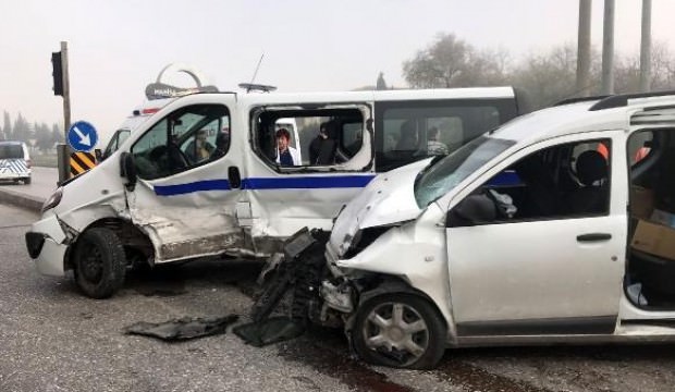 Diyaliz hastalarını taşıyan minibüse araç çarptı: 8 yaralı
