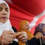 Diyarbakır anneleri depremzedeler için atkı ve bere örüyor
