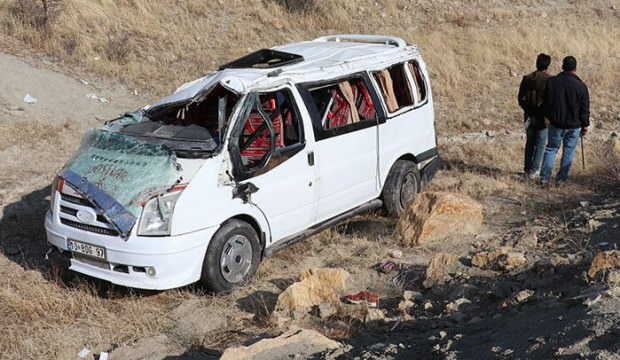 Diyarbakır'da öğrenci servisi şarampole devrildi: 1'i ağır 9 yaralı