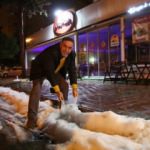 Dolu tanelerini poşetle eve götürdü