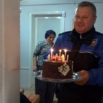 Engelli genç kıza polislerden doğum günü sürprizi