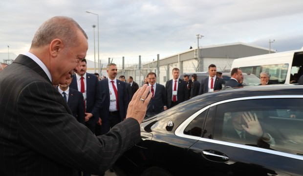 Erdoğan ve Aliyev'i uğurlarken renkli görüntüler
