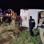 Erzincan'da yolcu otobüsü şarampole devrildi