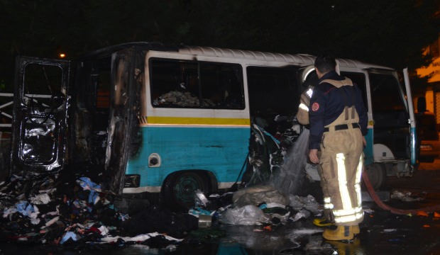 Esenler’de bir minibüs alev alev yandı
