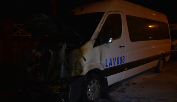Esenler’de park halindeki minibüs alev alev yandı