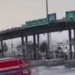 Esenyurt'ta meyve yüklü kamyon gişelere çarpma anı kamerada