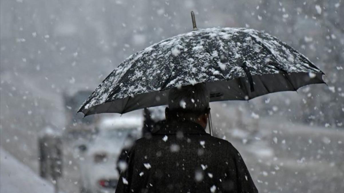 Etkisini saat 14.00'e kadar sürdürecek kar yağışı bugün İstanbul'u terk edecek