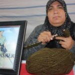 Evlat nöbetindeki anneler Mehmetçiğe atkı ördü