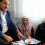Evleri ve giysileri yanan aileye Salih Hoca'dan destek