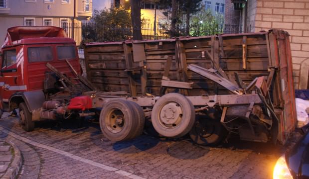 Eyüpsultan’da iplik yüklü kamyonetin kasası devrildi