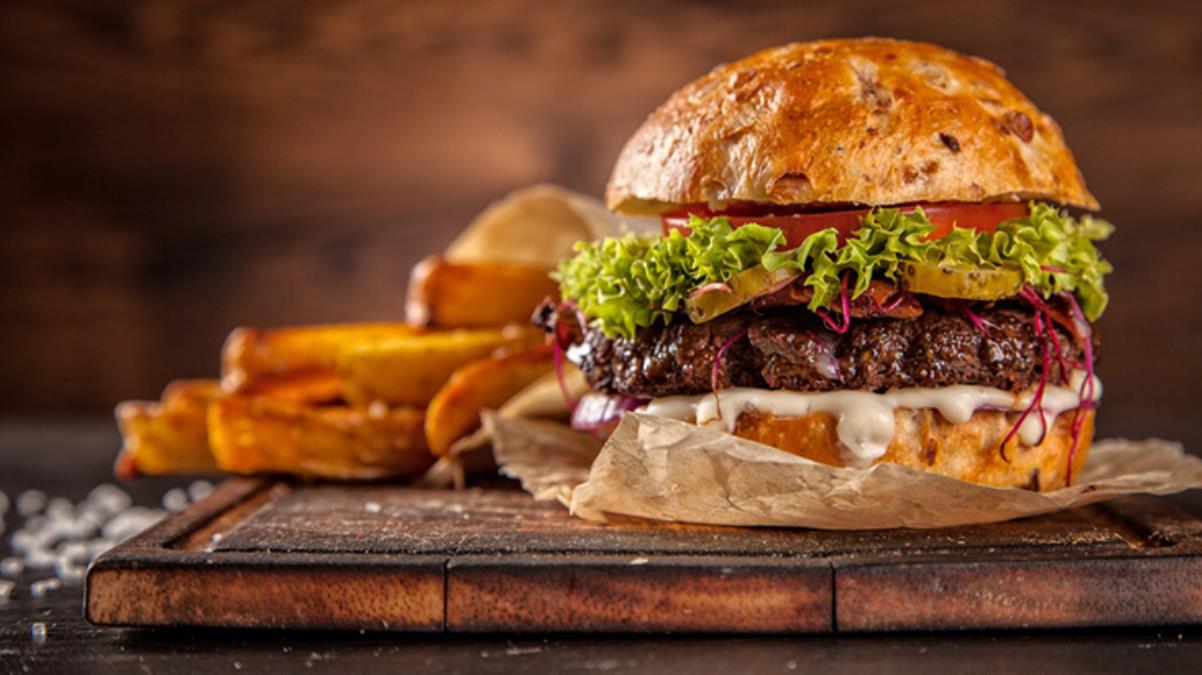Facia önlendi Zabıta ekipleri, fahiş fiyatlarla ünlü Bodrum’da 408 tarihi geçmiş hamburger ekmeğine el koydu