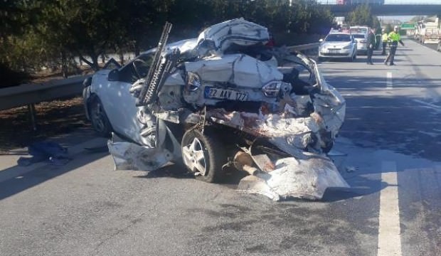 Feci kaza! Araba paramparça oldu: 1 ölü 2 yaralı