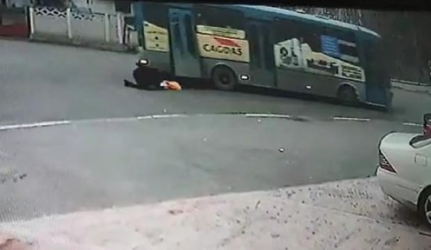 Feci kaza: Elinde poşetlerle hareket halindeki otobüsten yola savruldu