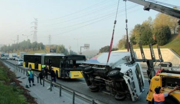 Feci kaza! İETT otobüsü kamyonete çarptı...
