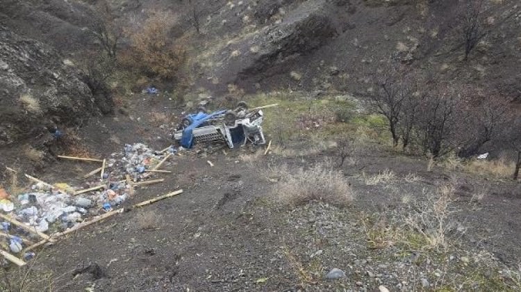 Feci kaza! Kamyonet 35 metreden uçtu, ölü ve yaralılar var!