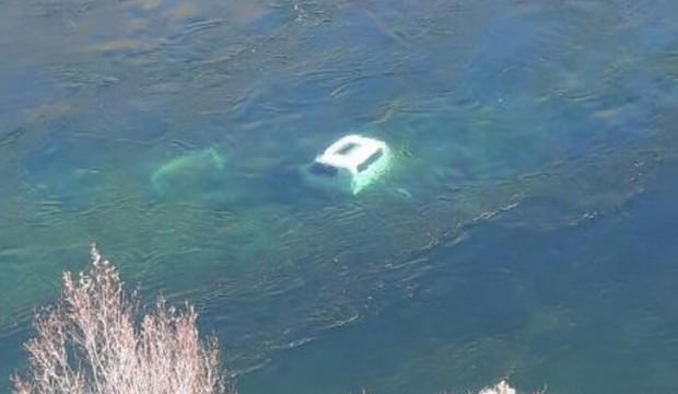 Fırat Nehri'ne kamyonet devrildi, sürücüsü aranıyor